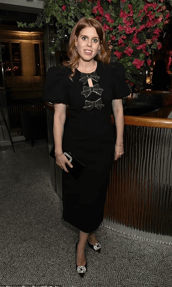 Принцесса Беатрис появилась на коктейльной вечеринке