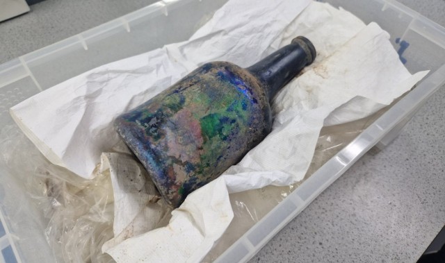 В этой 200-летней "ведьминой бутылке" содержится нечто удивительное