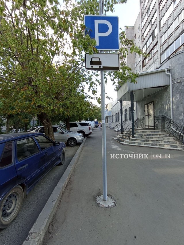 В Кирове дорожные знаки установили посреди тротуара.