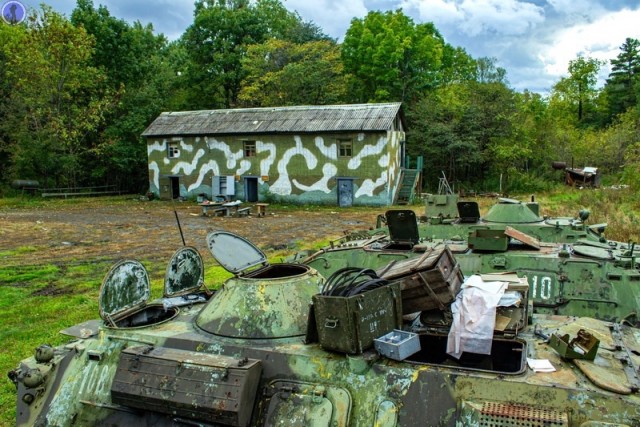 Заброшенные в лесу БТР-ы связистов с дорогими платами внутри