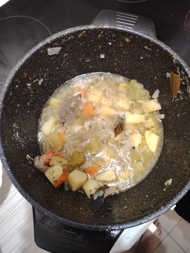 Готовит папа)