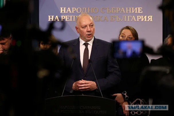 Премьер-министр Болгарии прислушался к требованию протестующих и отправил правительство в отставку