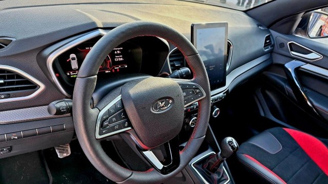 Обновленная Lada Vesta Sport готовится выйти на рынок: мотор 1,8 л., 147 л.с., 6-ступенчатая МКП. Цена изделия — от 2,6 млн рубл