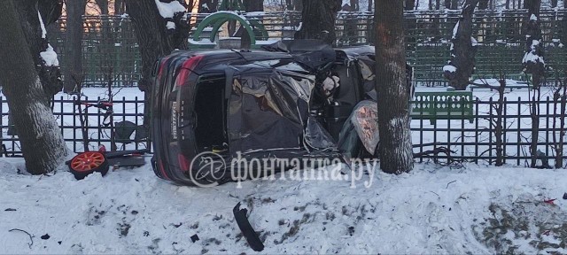 Порш перелетел через Лебяжью канавку и пробил ограду Летнего сада в СПб.