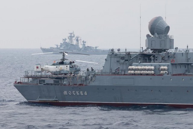 Осмотр ракетного крейсера «Москва» журналистами