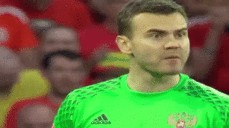 Акинфеев один поднялся на трибуну к российским болельщикам