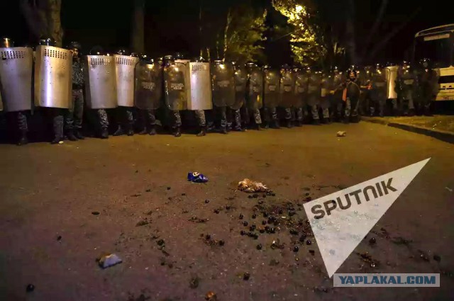 В центре Еревана начались столкновения демонстрантов с полицией