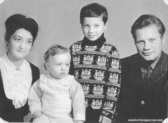 Знаменитости в кругу семьи. Фото из домашних архивов. Русский рок