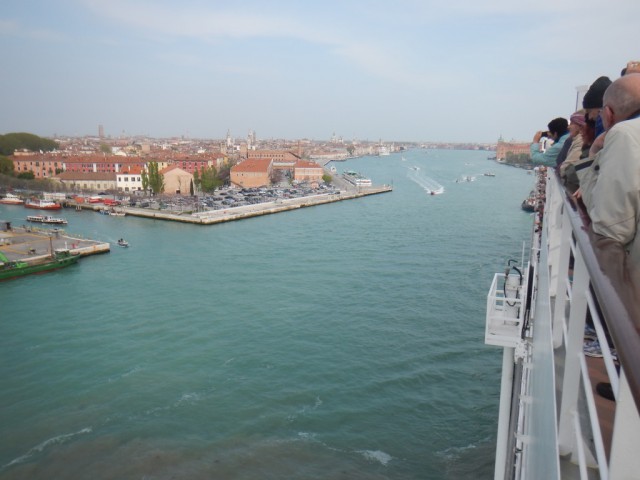 Огромный лайнер на фоне Венеции
