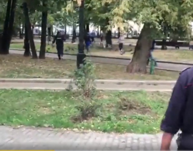В центре Москвы группа подростков устроила «бессрочный» протест против пенсионной реформы