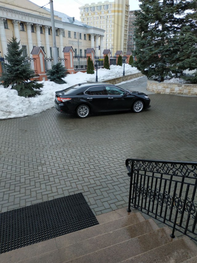 У митрополита Саратовского и Вольского Лонгина новое авто - Toyota Camry последней модификации.