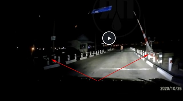 «Не успел проскочить»: Поезд сбил легковой автомобиль на железнодорожном переезде в Энергодаре