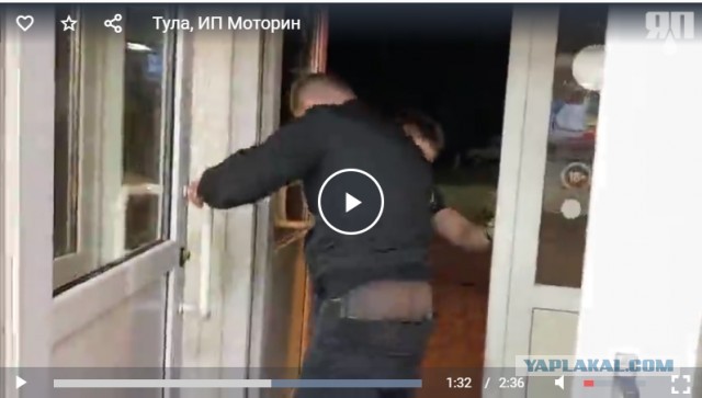 Охранник прессует покупателя из-за отказа оплачивать просрочку.