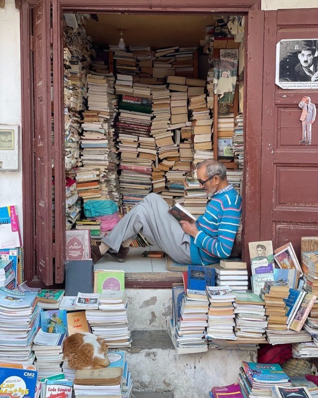 76–летний книготорговец Мохамед Азиз проводит за чтением книг от 6 до 8 часов в день