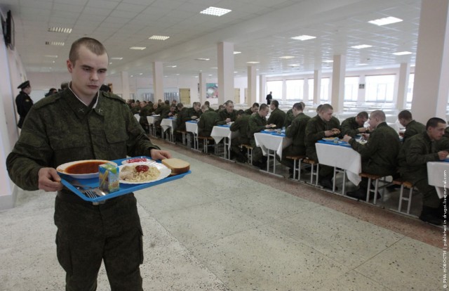 «Шведский стол» в солдатской столовой