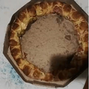 Чтобы компенсировать пиццу с горелой корочкой, из ресторана прислали новую корочку