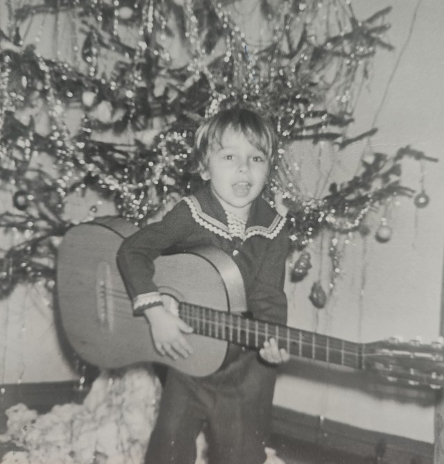 Небольшая фотоподборка известных личностей в детстве и юности