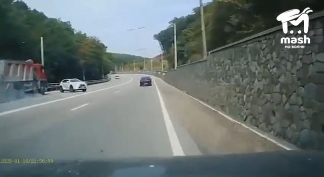 Колёса взорвались у грузовика на алуштинской трассе в воскресенье.