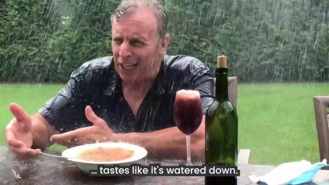 В Туле бабушка в сильный снегопад расчистила лавочку и спокойно сидит, словно ничего не произошло