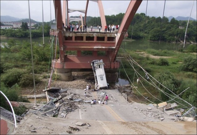 В Китае снова рухнул мост. Теперь новый