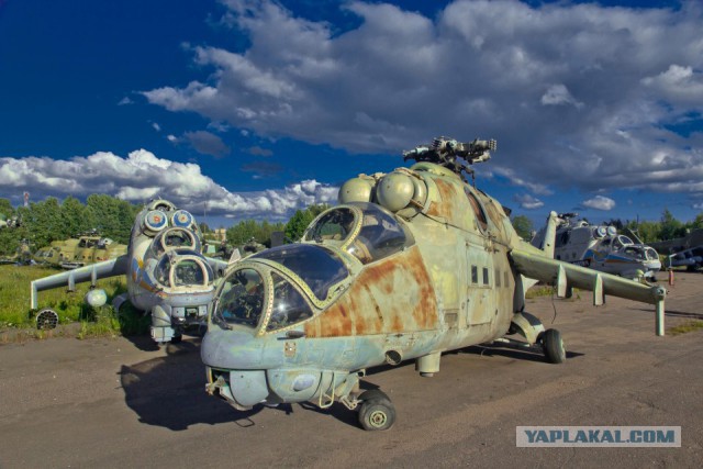 Полузаброшенный аэродром с кладбищем вертолетов