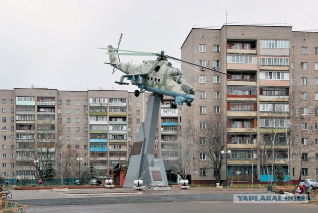 Самолет во дворе