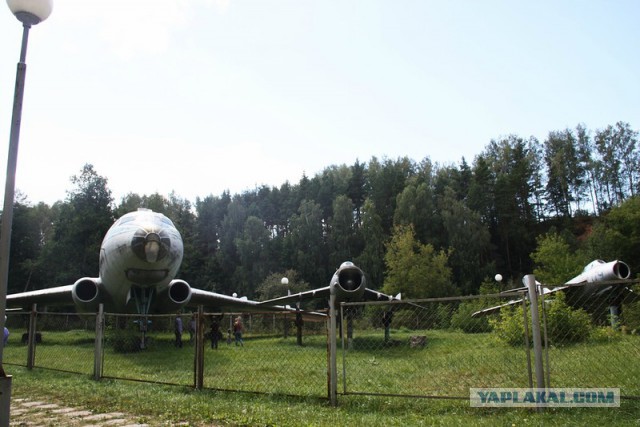 Самолет во дворе
