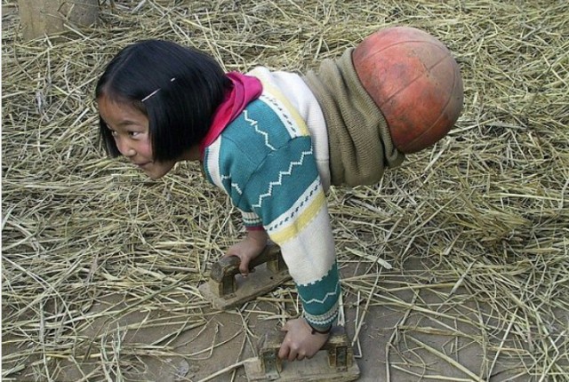 Фотографии «девочки на баскетбольном мяче» облетели весь мир, но мало кто знает, чего она добилась, когда выросла