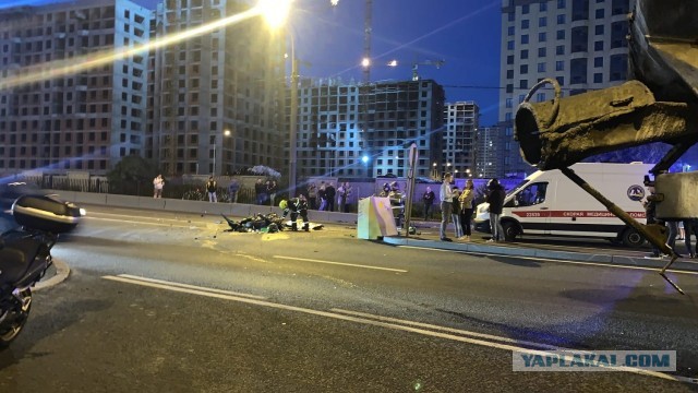 Два мотоциклиста разбились на Октябрьской набережной в Петербурге