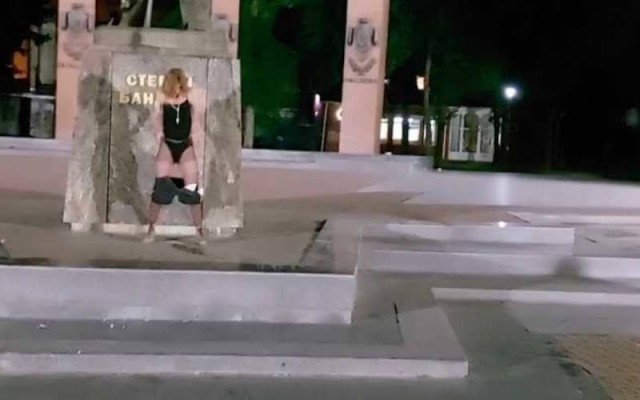 Во Львове девушка пописала около памятника Бандере
