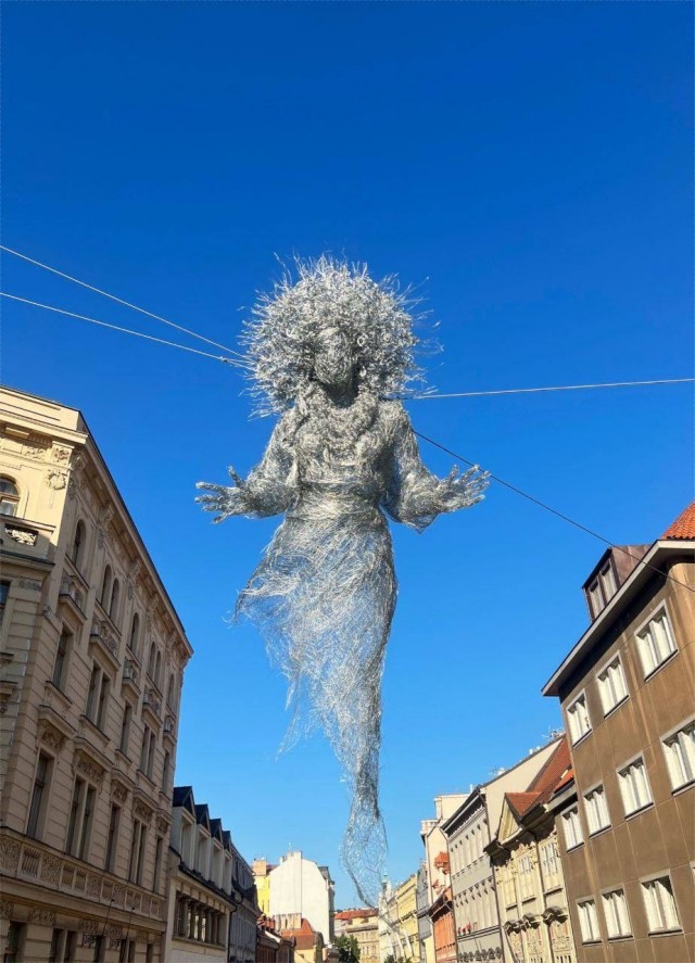 Скульптуру "Украинская мать" установили в центре Праги.