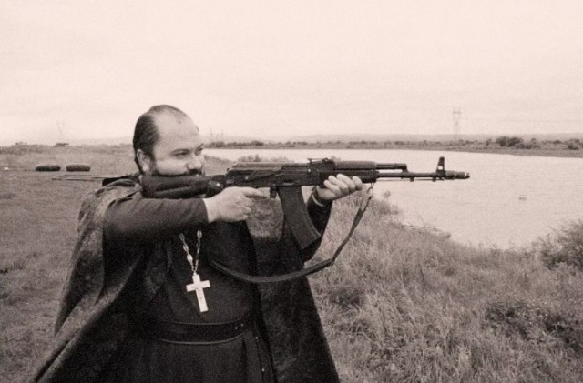 На Украине православные священники устроили драку на похоронах военного. В качестве холодного оружия выступил крест.