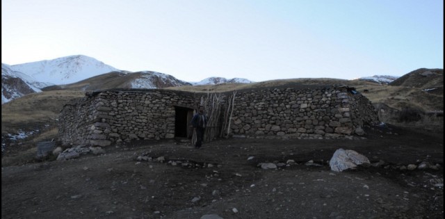 Альпинисты на высоте 2500 метров нашли семью