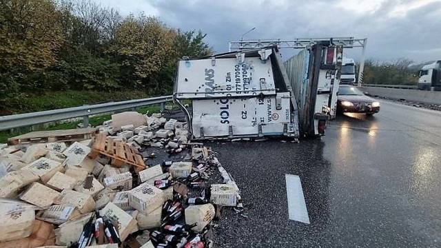 Фура с грузинским вином перевернулась в Ставропольском крае