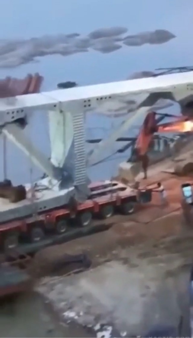 А мы вам беленькую хреновину привезли