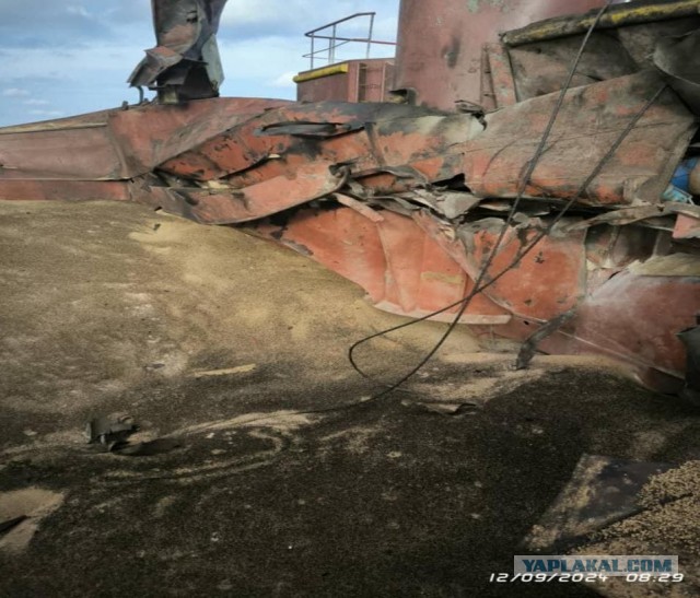 Появились фото атакованного российского газовоза