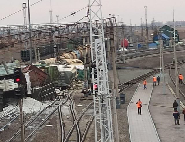 Станция Татарская. Сход состава. Движение перекрыто