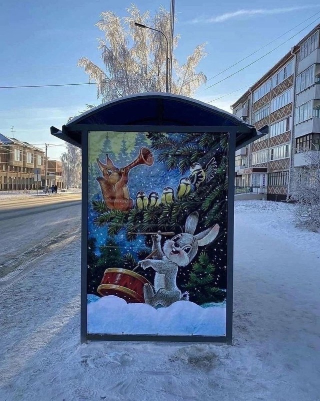 В городе Советский (ХМАО) остановки украсили открытками СССР