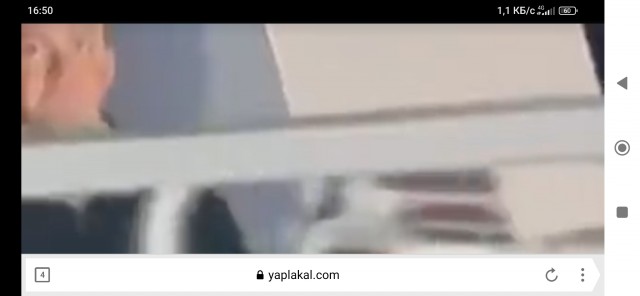 Один из членов сопровождающей Байдена в Польшу делегации США упал с трапа самолета