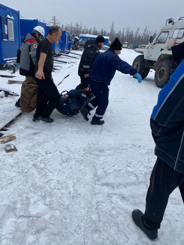 Медведь напал на двух вахтовиков