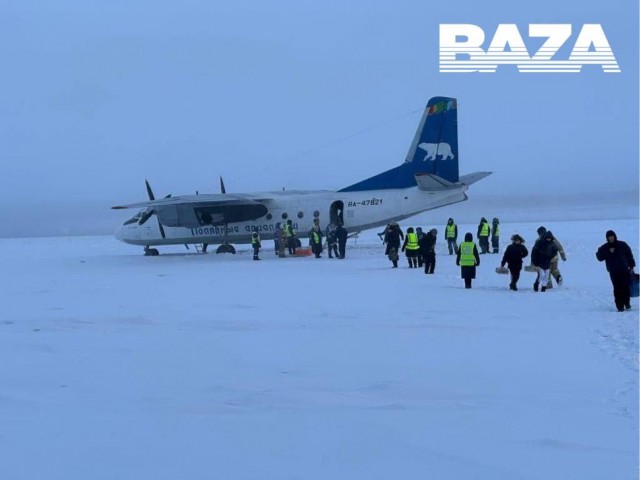 Пассажирский самолёт АН-2 сел на замерзшую реку в Якутии
