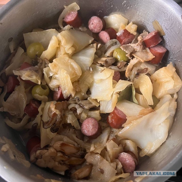 Капуста тушеная с колбасками