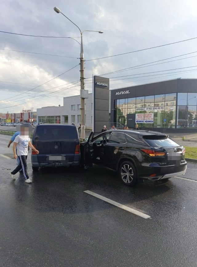 Ловко в третью полосу не глядя.