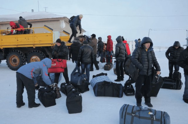 "Работаю для семьи, а семью потерял" - работаю руководителем вахты 10 лет и вижу, какая настоящая жизнь в регионах