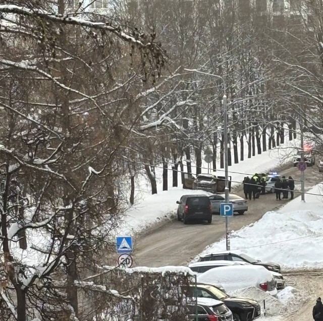 Сотрудники ДПС открыли стрельбу по "Порше" в Подмосковье.