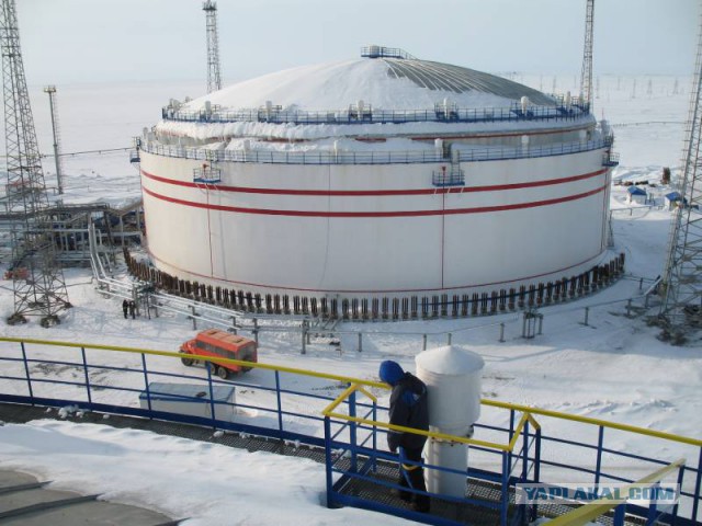 Масштабный пожар и взрыв на нефтебазе под Киевом