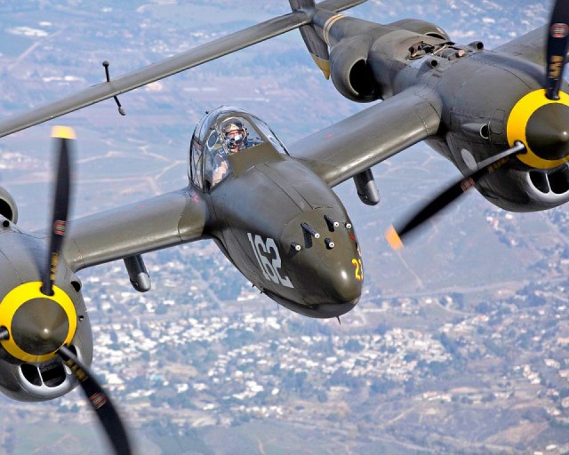 Многоцелевой истребитель P-38 «Lightning»