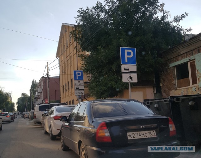 Молодая парочка сделали эффектное фото на капоте БМВ