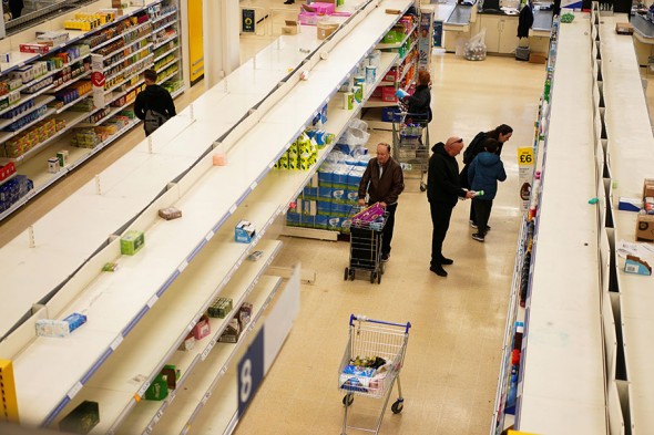 Как выглядят магазины Европы на фоне пандемии коронавируса. Фоторепортаж