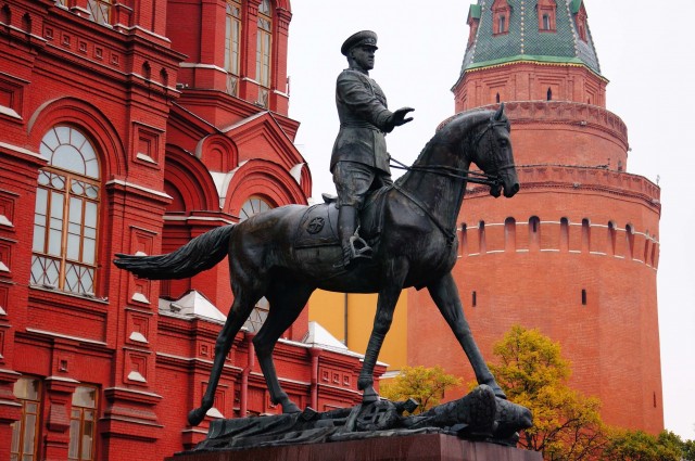 В Москве убирают памятник маршалу Жукову перед Историческим музеем